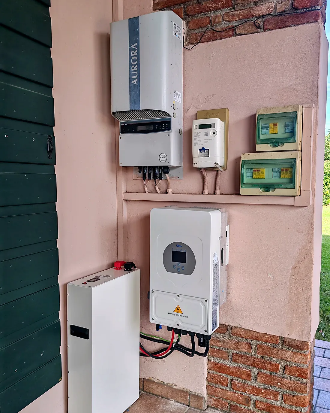Inverter Aurora esistente con gateway Deye e batteria IBWT installati sotto un portico