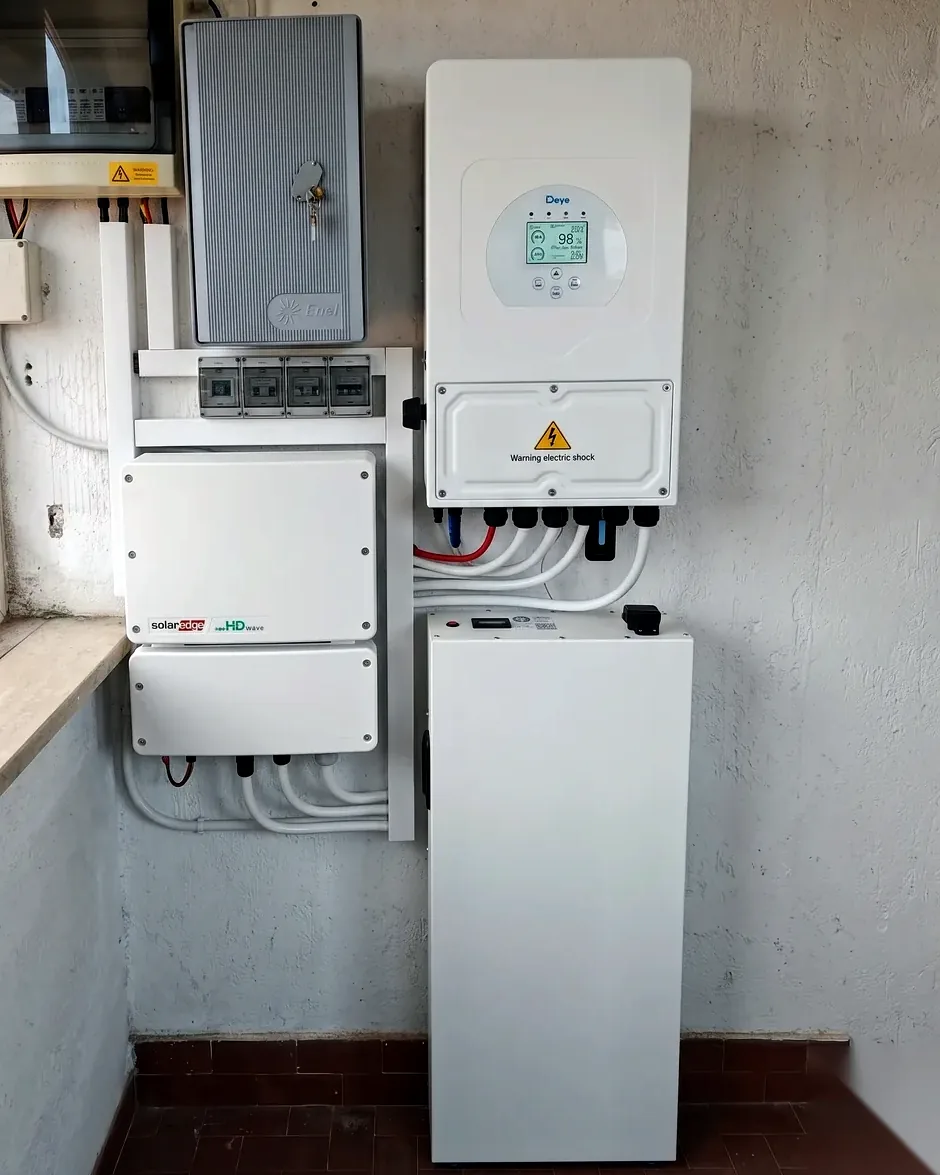 Inverter SolarEdge esistente con gateway Deye e batteria installati sulla stessa parete