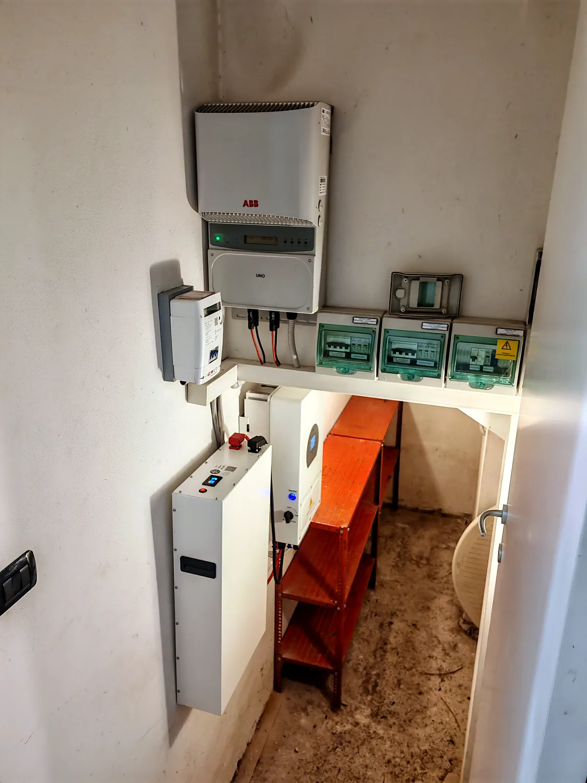 Inverter ABB UNO esistente con gateway Deye e modulo batteria IBWT installati in una nicchia