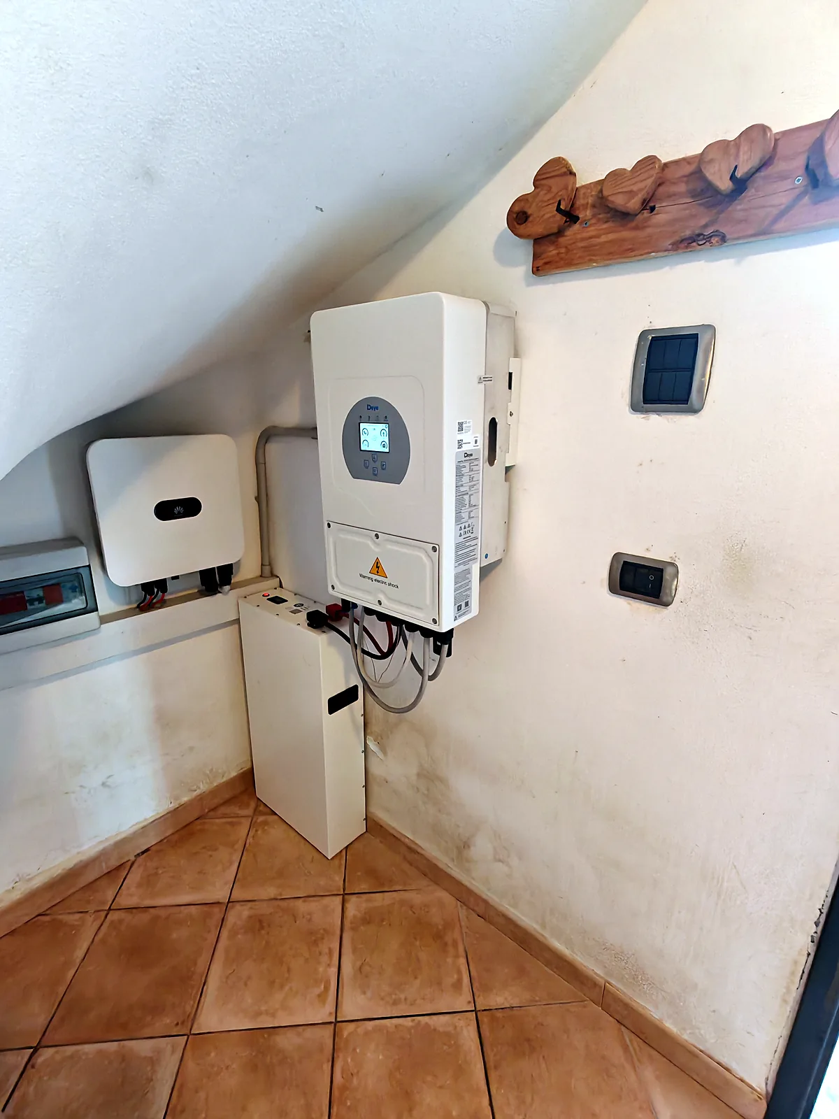 Inverter Huawei esistente con gateway Deye e modulo batteria IBWT installati a parete in un sottoscala