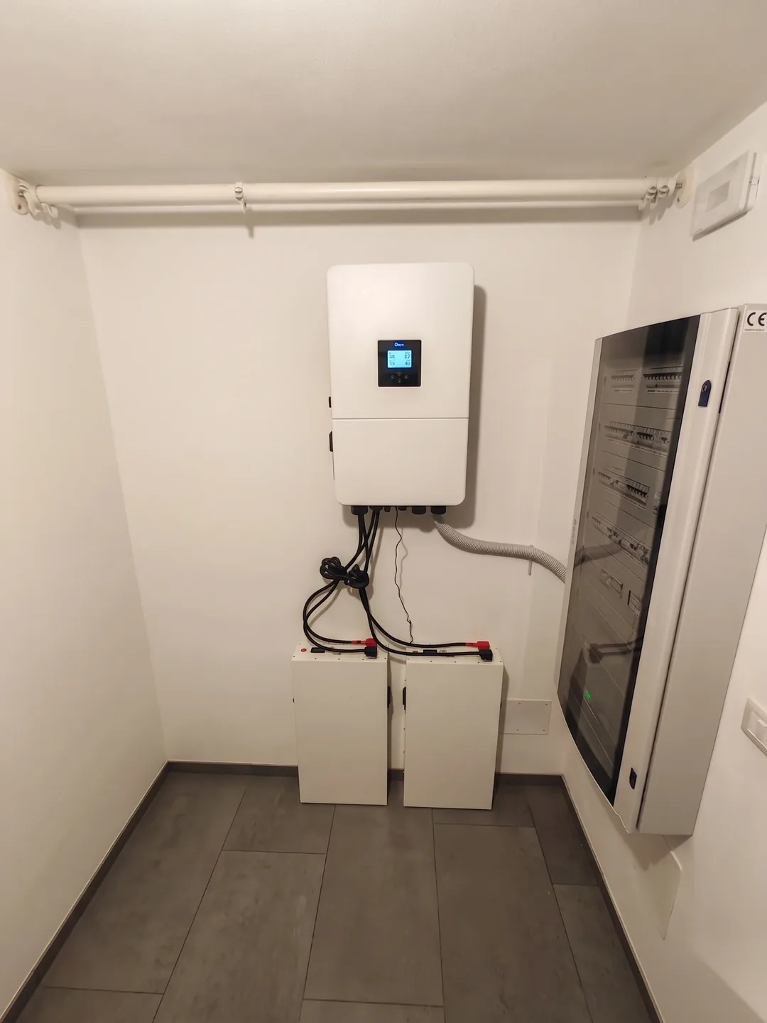 Sala t&eacute;cnica con 2 m&oacute;dulos de bater&iacute;a IBWT de 9,2 kWh (18,4 kWh) junto al cuadro el&eacute;ctrico