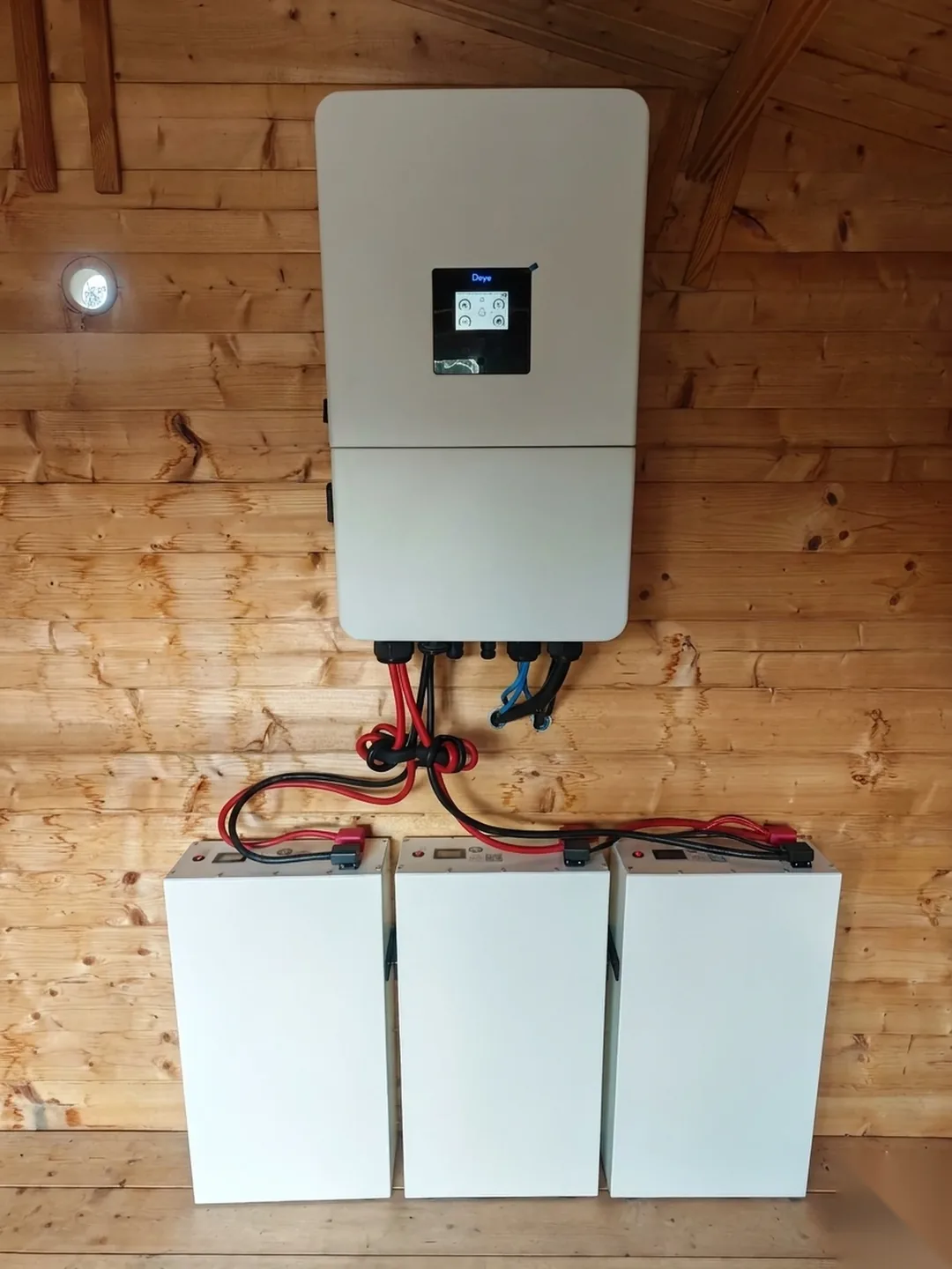 Accumulo fotovoltaico IBWT in chalet di montagna - 3 moduli batteria IBWT da 9,2 kWh, installazione reale centro-nord Italia