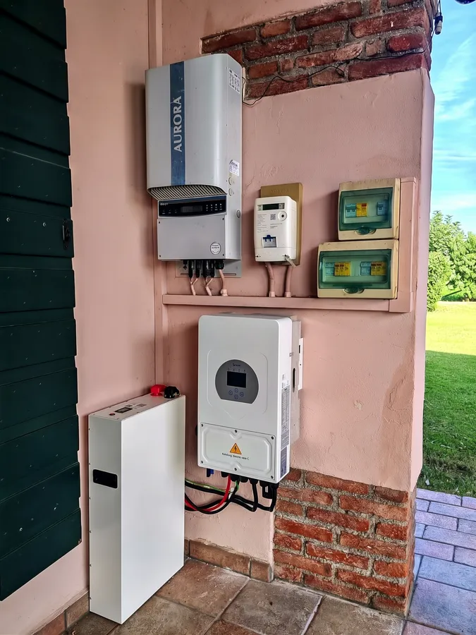 Inverter esistente Aurora + gateway 6 kW + 1 modulo, esterno sotto portico