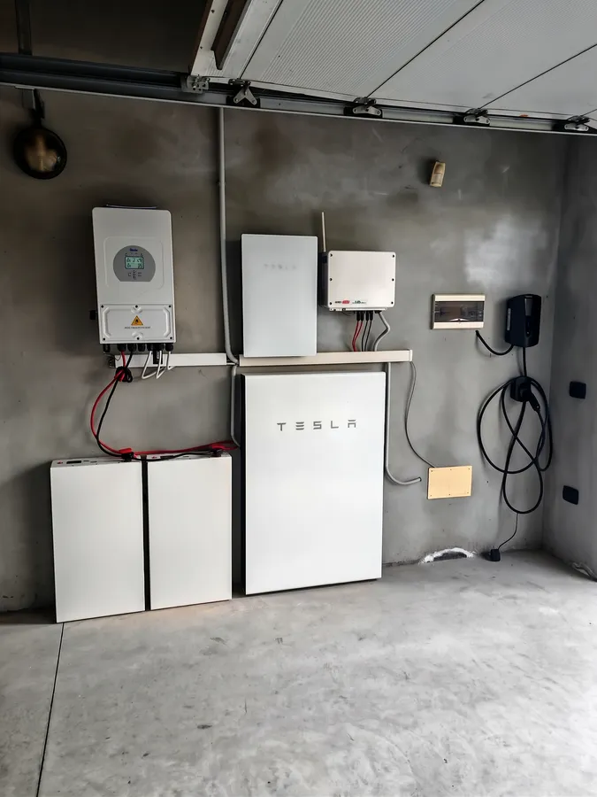 Tesla Powerwall e SolarEdge esistenti + gateway 6 kW + 2 moduli, garage
