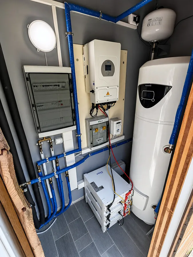 Gateway 6 kW + 3 moduli Deye SE-F5, vano tecnico con pompa di calore