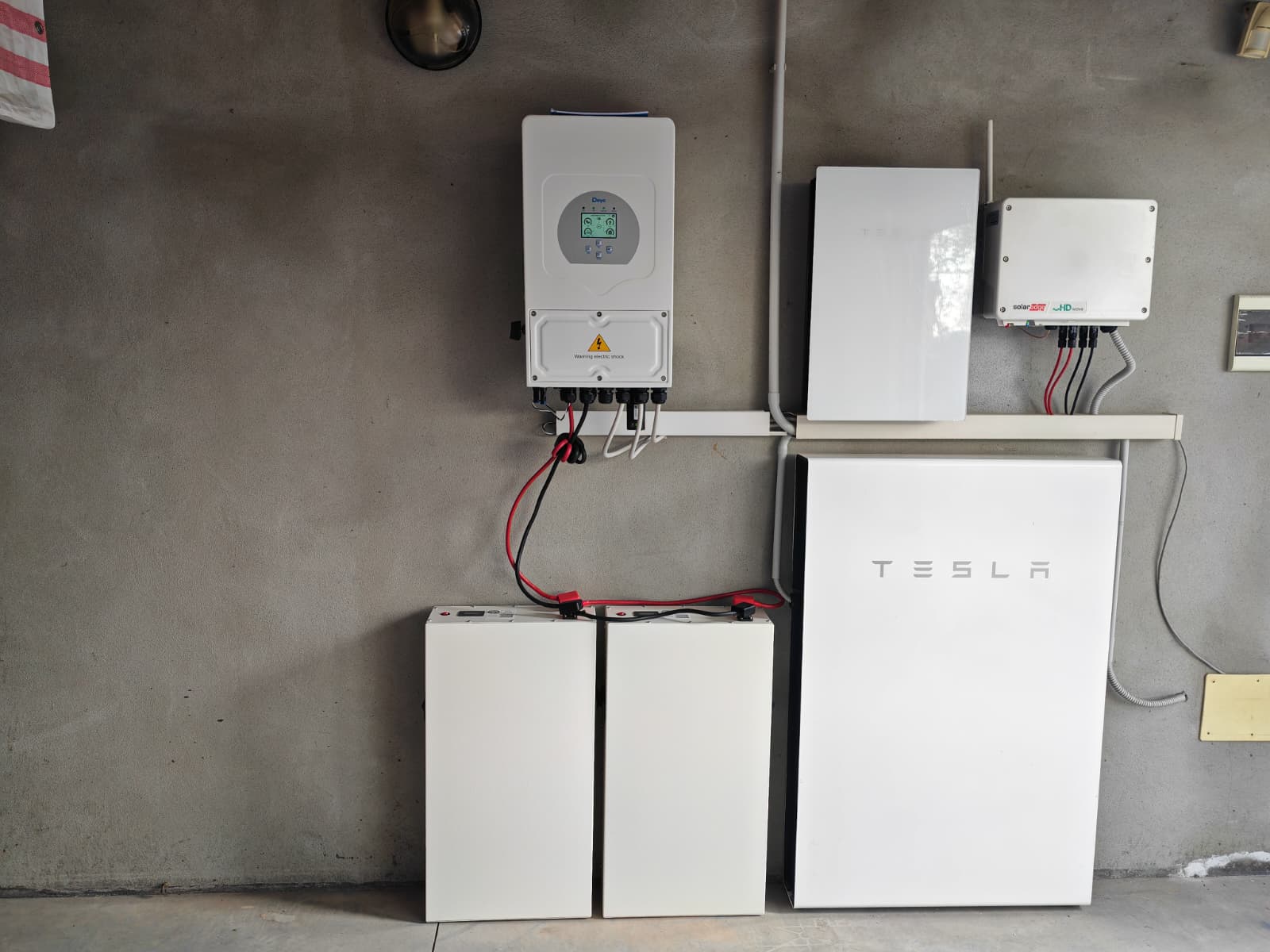 Dettaglio batterie IBWT affiancate a Tesla Powerwall