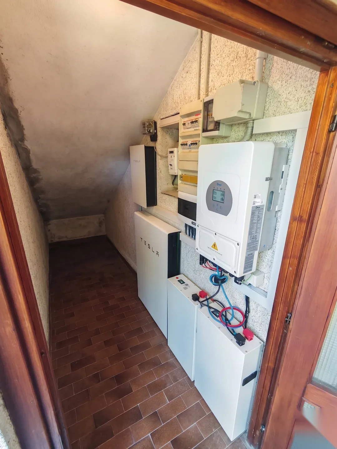 Espansione Tesla Powerwall con batterie IBWT da 9,2 kWh e Gateway 6 kW in sottoscala - installazione reale IBWT